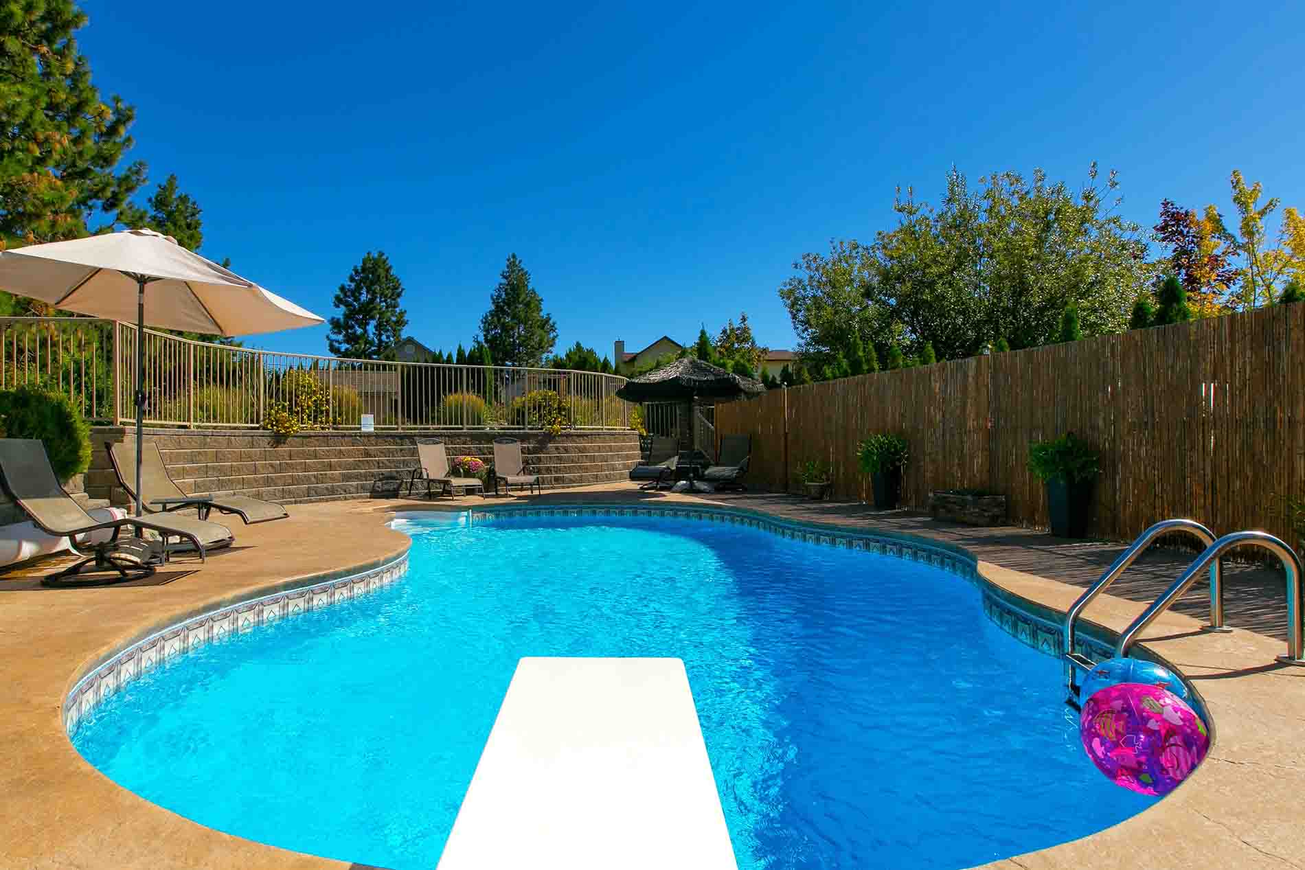 Private Pool Access Vacation Rental Peachland   Copy